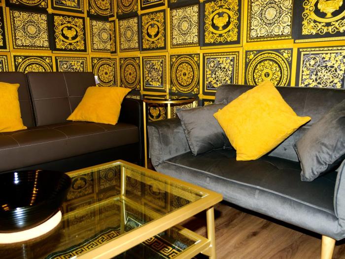 ultra deluxe versace apartment near sheffield
