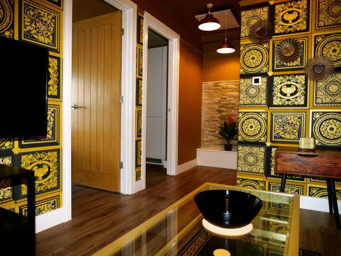 ultra deluxe versace apartment near sheffield
