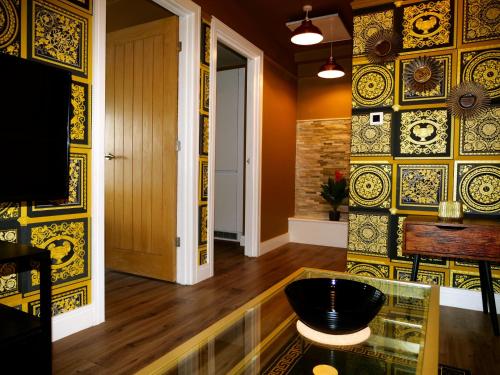 ultra deluxe versace apartment near sheffield