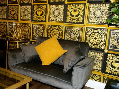 ultra deluxe versace apartment near sheffield