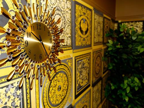 ultra deluxe versace apartment near sheffield