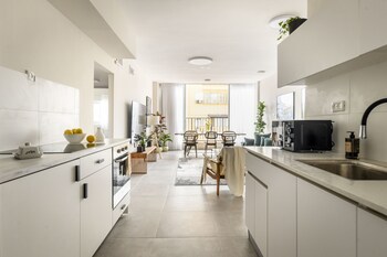 spacious and bright 3br apt with city view
