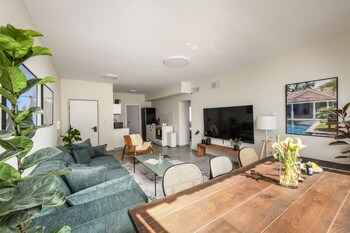 spacious and bright 3br apt with city view