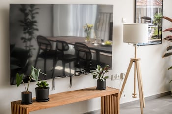 spacious and bright 3br apt with city view