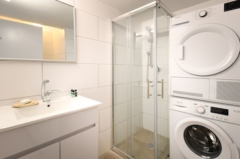 spacious and bright 3br apt with city view
