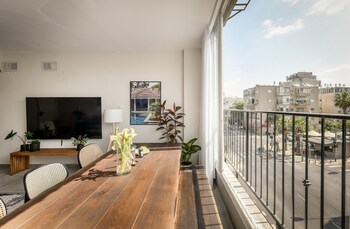 spacious and bright 3br apt with city view
