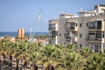 spacious and bright 3br apt with city view