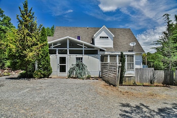 2 br apt near mtn to sea hiking trail