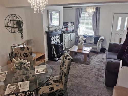 Stunning 2-Bed House In Macclesfield Cheshire,,2 star