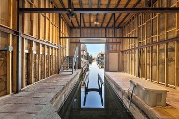 Luxury On Lake Lbj With Hot Tub Firepit & Boat Slip,307 Lucy Lane,4 star
