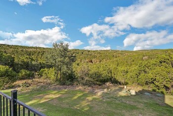 Gorgeous Home With Hot Tub 5Min From The River,1335 Hilltop Oaks,4 star