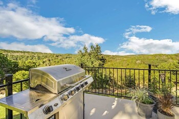 Gorgeous Home With Hot Tub 5Min From The River,1335 Hilltop Oaks,4 star
