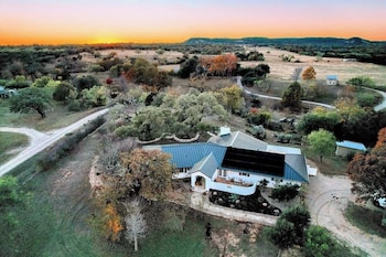 Casa Bonita: Scenic Hill Country Views!,1526 Upper Liveoak Road,4 star