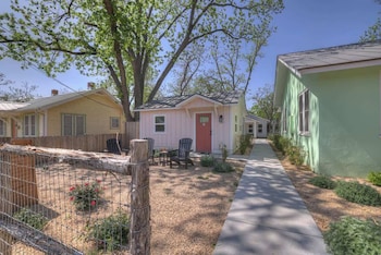 the grove b stylish cottage walk to main