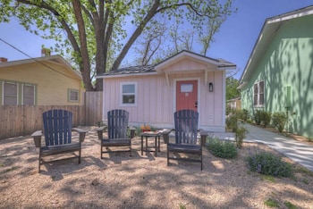 the grove b stylish cottage walk to main