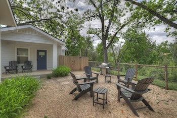 the grove b stylish cottage walk to main