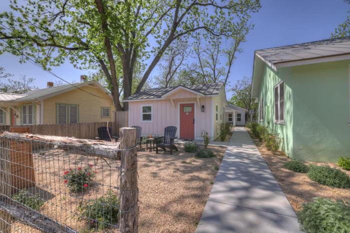 the grove b stylish cottage walk to main