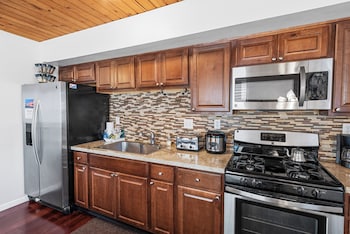 The Rock House,1117 W Country Club Blvd,3 star