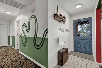 Eclectic Fun Haus With Hot Tub - 3 Min Drive To Main,130 Maple St,4 star