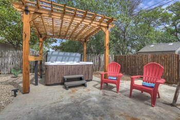 Eclectic Fun Haus With Hot Tub - 3 Min Drive To Main,130 Maple St,4 star