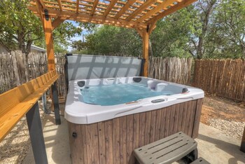 Eclectic Fun Haus With Hot Tub - 3 Min Drive To Main,130 Maple St,4 star