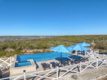 Hilltop Lux Haus With Infinitypool-Hottub-Pooltable,1148 Balcones Drive,4 star