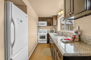 Bears Eye View,1312 Club View Dr,2 star