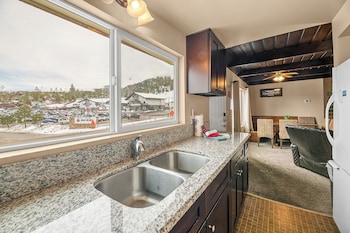 Bears Eye View,1312 Club View Dr,2 star