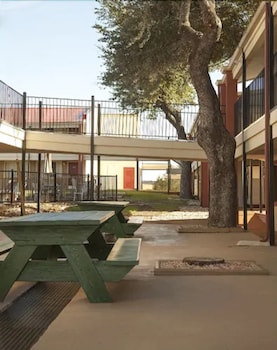 Super 8 By Wyndham Kerrville Tx,Fredericksburg>>Comfort,2 star
