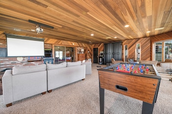 Grand Lakefront Escape,188 Eagle Dr,2 star