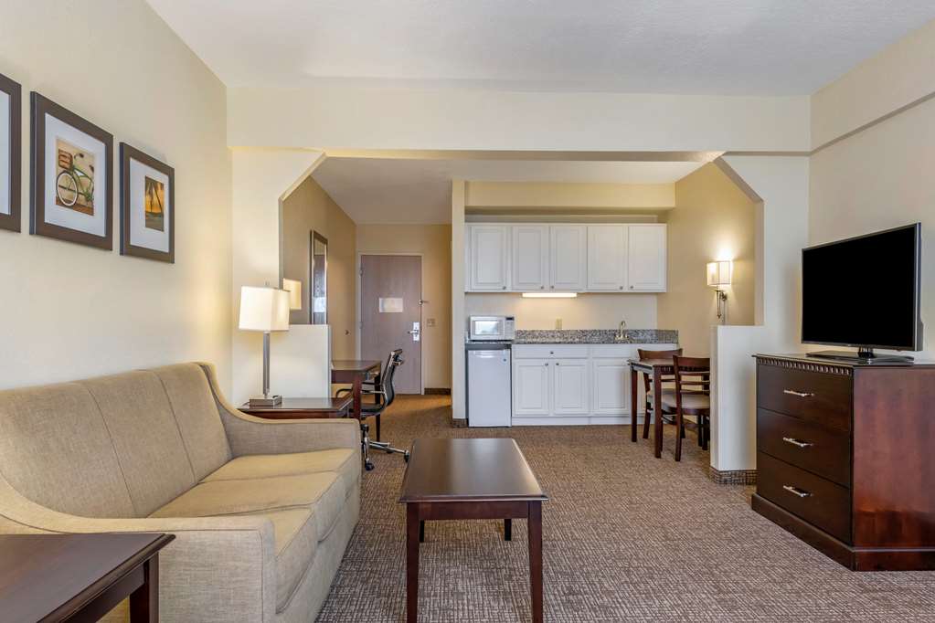 comfort suites maingate east
