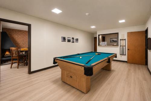 the fox den in old town pool sauna and game room
