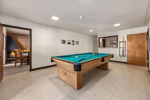 the fox den in old town pool sauna and game room