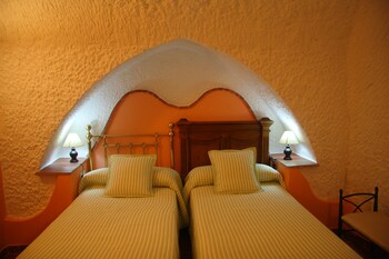 Cuevas La Granja,Granada>>Benalua De Guadix,3 star