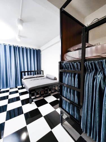 noir cafe and hostel