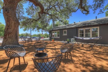 Walk To Schlitterbahn With Firepit,296 N Union Ave,4 star