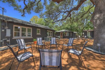 Walk To Schlitterbahn With Firepit,296 N Union Ave,4 star