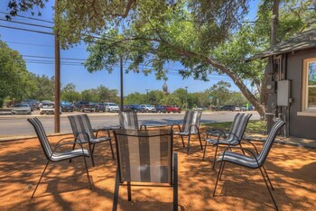 Historic Hideaway Stroll To Schlitterbahn,296 N Union Ave,4 star