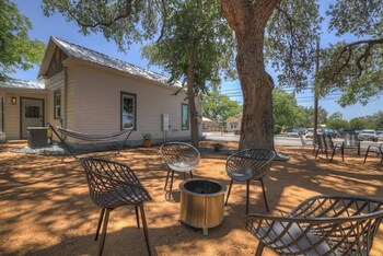 Historic Hideaway Stroll To Schlitterbahn,296 N Union Ave,4 star