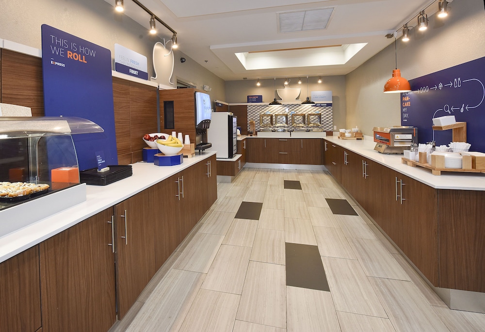 holiday inn express selma by ihg