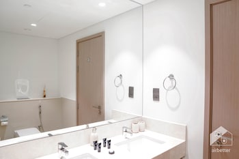 luxurious 2b with breathtaking views downtown