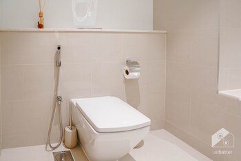 luxurious 2b with breathtaking views downtown