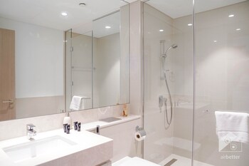 luxurious 2b with breathtaking views downtown