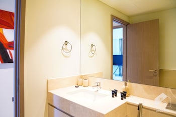 luxurious 2b with breathtaking views downtown