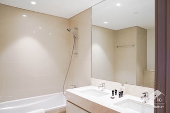 luxurious 2b with breathtaking views downtown