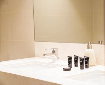 luxurious 2b with breathtaking views downtown