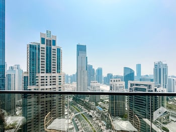 luxurious 2b with breathtaking views downtown