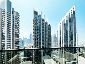 luxurious 2b with breathtaking views downtown