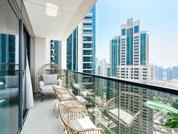 luxurious 2b with breathtaking views downtown