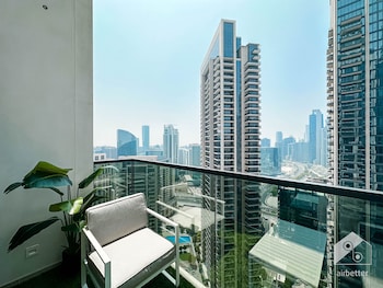 luxurious 2b with breathtaking views downtown